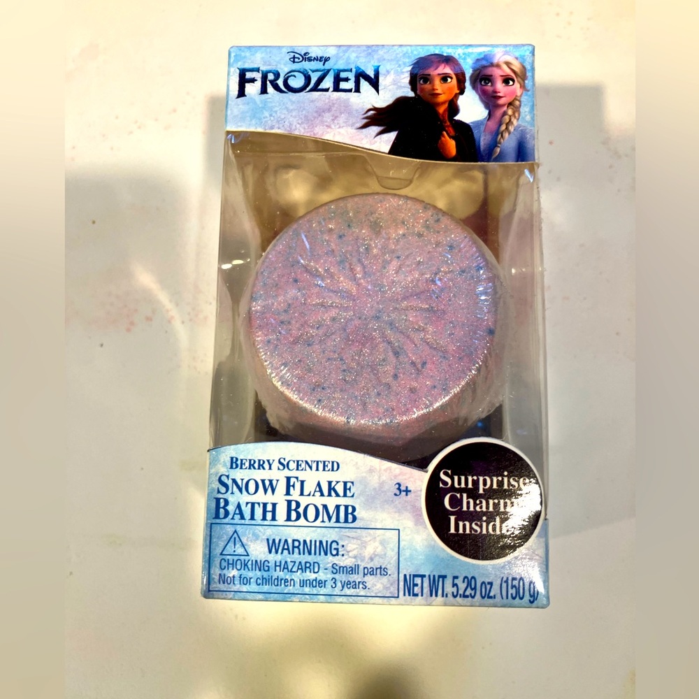 *3/$20* NWOT DISNEY FROZEN BERRY SCENTED SNOW FLAKE BATH BOMB. 5.29 OZ.